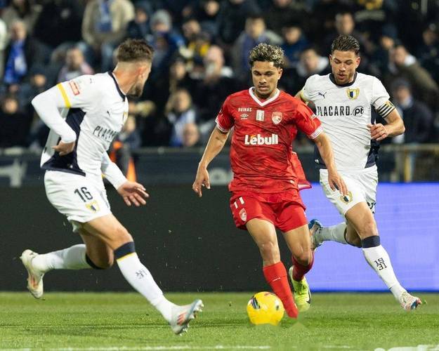 九游下载-转折点夏洛特黄蜂外线爆发；葡超关键战攻防权衡；话题不断；更衣室氛围转暖(美国挖穿地球为什么放弃了)